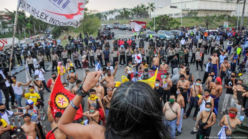 Ilustrasi para pekerja dan buruh menggelar aksi unjuk rasa.