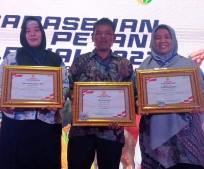 Ketua Poktan Malang Nengah Saat Menerima Penghargaan