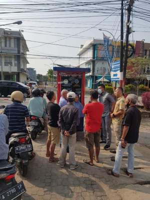Anggota DPRD Kota Cilegon Erik Airlangga saat melihat keluhan masyarakat terkait penerapan smart parking di ruko PCI, Selasa (24/8/2020).