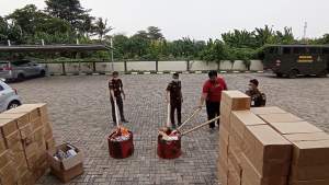 Kejari Cilegon musnahkan barang bukti hasil tangkapan yang telah dinyatakan selesai (Incrah). Pemusnahan dilakukan di belakang kantor Kejari Cilegon, Selasa (26/10/2021).
