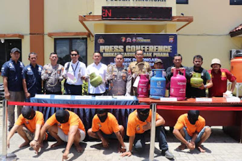 para pelaku gas oplosan dibekuk polisi.