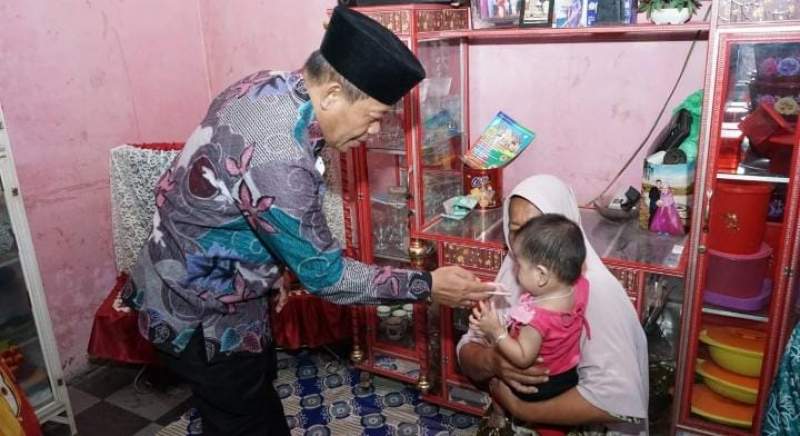 Plt Wali Kota Bersama Dinkes dan TP-PKK Bagikan Makanan Tambahan ke Rumah Warga