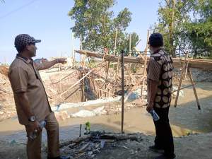 Aspirasi Masyarakat Terealisasi ,  Ahmadi Lakukan Pengawasan Jembatan Penghubung Desa ke Desa