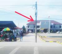 Warga Keluhkan Tiang Telkom di Pintu Gerbang Masuk Kantor Camat Mauk