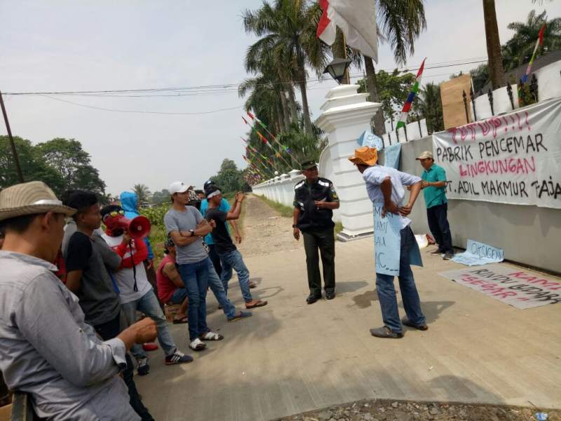 Aksi demo warga di depan  PT Adil Makmur Fajar.