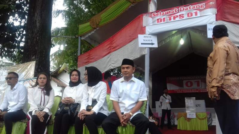 Nyoblos di TPS 01, Mad Romli Ikut Antri