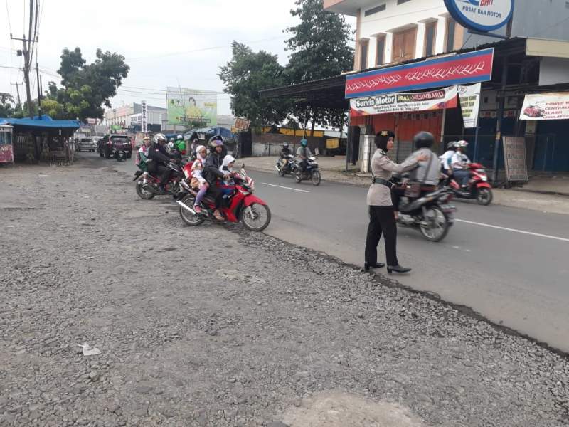 Personel Ditsamapta Polda Banten Lakukan Pelayanan Aktifitas Masyarakat