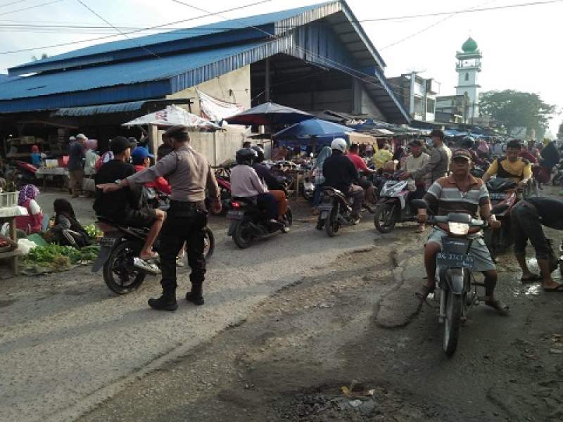 Personel Polsek Air Joman Polres Asahan Pengaturan Lalu Lintas Pagi Hari