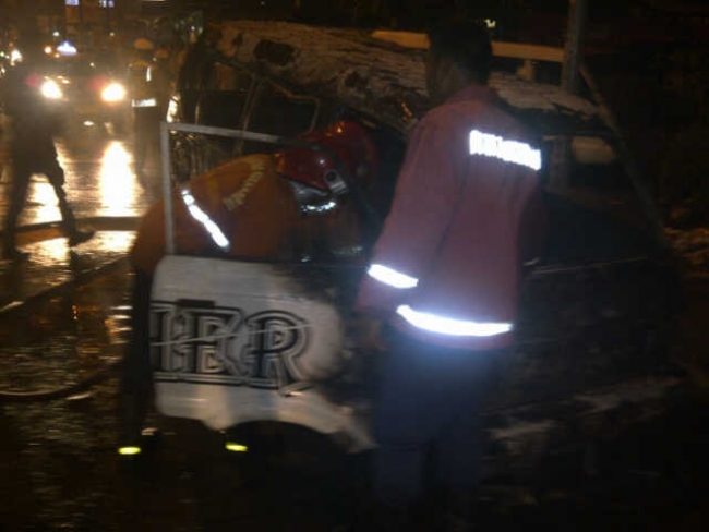 Tampak mobil angkot R10 yang terbakar