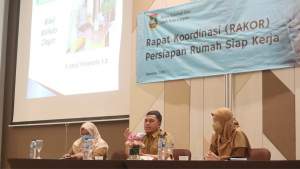 Wakil Walikota Cilegon Sanuji Pentamarta saat membuka kegiatan Rakor Persiapan Rumah Siap Kerja di Hotel Mambruk, Senin (25/10/2021).