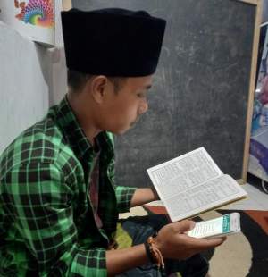 Santri Ponpes Al-Fathaniyah sedang pengajian online