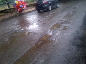 Jalan Kalipasir Indah yang rusak 