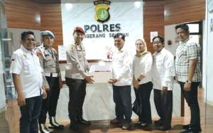 DPW LSM TAMPERAK Berikan Kue Ulang Tahun Bhayangkara 78 ke Polres Tangsel