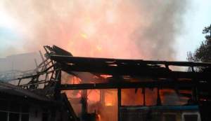 Gudang Barang Bekas di Neglasari Ludes Terbakar