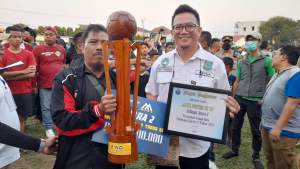 Menejer Jaya Putra Pamulang Anto Bagus, menerima tropi, piagam dan uang pembinaan Rp 30 juta. Penyerahan dilakukan oleh1 Ketua Askot PSSI Kota Tangsel, Erlangga Yudha Nugraha.