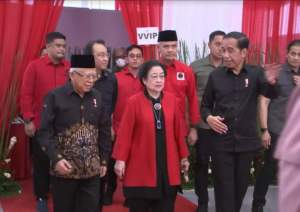 Presiden Jokowi, Wapres Ma&rsquo;ruf Amin, dan Ketum PDI Perjuangan Megawati Soekarnoputri, memasuki arena peringatan Bulan Bung Karno di Stadion Utama Gelora Bung Karno, Jakarta, Sabtu (24/6/2023).