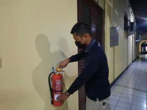 Antisipasi Kebakaran, Polres Serang Kota  Pasang Apar