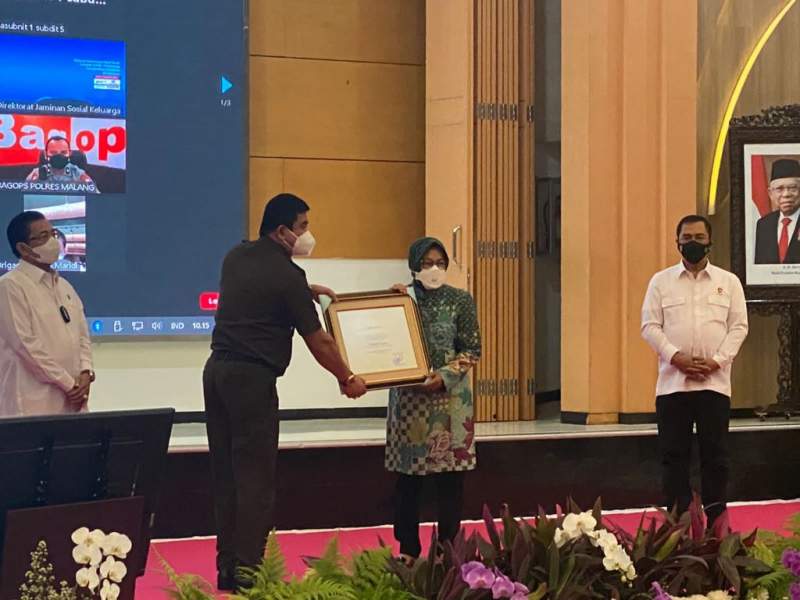 Bahrudin dan Tim Jaksa Tigaraksa Raih Penghargaan dari Mentri Sosial