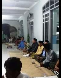 Suasana sidang Kepala Desa (Kades) Mauk Barat, Kecamatan Mauk, Kabupaten Tangerang Misnan. Misnan dituduh telah menggelapkan hasil penjualan tanah wakaf untuk Kampung Cinamprak sebesar Rp180 juta.