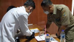 BNN Kota Cilegon saat melakukan tes urine di Kantor Kecamatan Cibeber, Senin (20/9/2021).