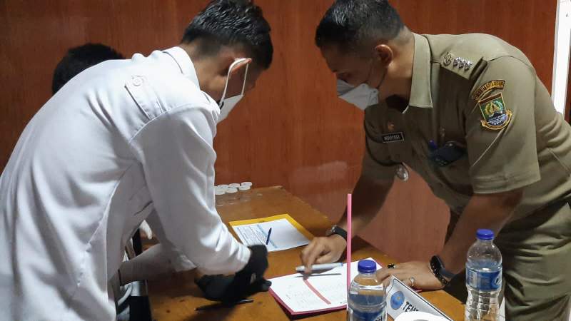 BNN Kota Cilegon saat melakukan tes urine di Kantor Kecamatan Cibeber, Senin (20/9/2021).