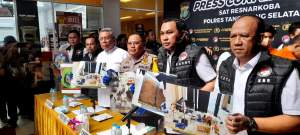 Kapolres Tangsel AKBP Ibnu Bagus Santoso dan Wali Kota Benyamin Davnie saat menunjukan foto barang bukti yang disita dari pabrik tembakau sintetis di Apartemen Tree Park Serpong.