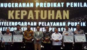 Perwakilan Pemkot Tangsel diantaranya Kepala Dinas Pendidikan Deden Deni dan Kepala Dinas Pencatatan Sipil, Dedi Budiawan yang kembali pertahankan juara satu pelayanan publik se-Banten.