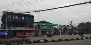 Penampakan Kabel yang Semrawut di depan Tugu Pamulang