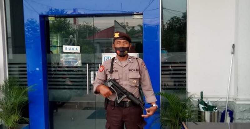 Beri Rasa Aman Masyarakat Saat Bertransaksi Uang, Polsek Air Joman Polres Asahan PAM Obvit di Bank