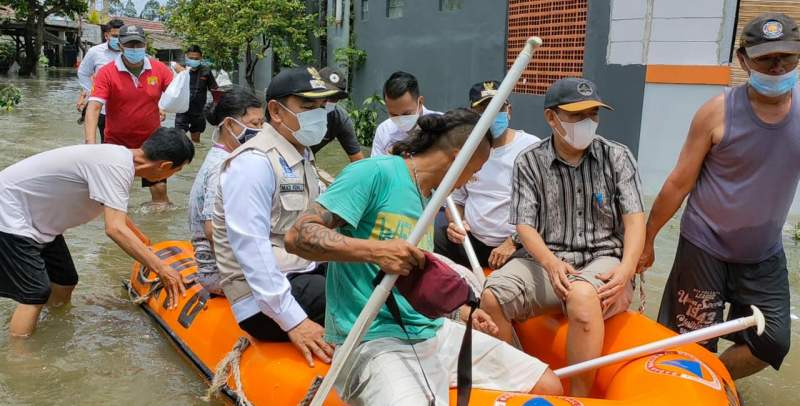 Naik Perahu Karet, Mad Romli Blusukan Kelokasi Korban Banjir Pasar Kemis