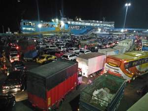 H - 4 Jelang Lebaran,&nbsp;Kendaraan Mulai Padati Pelabuhan Merak di Setiap Dermaga