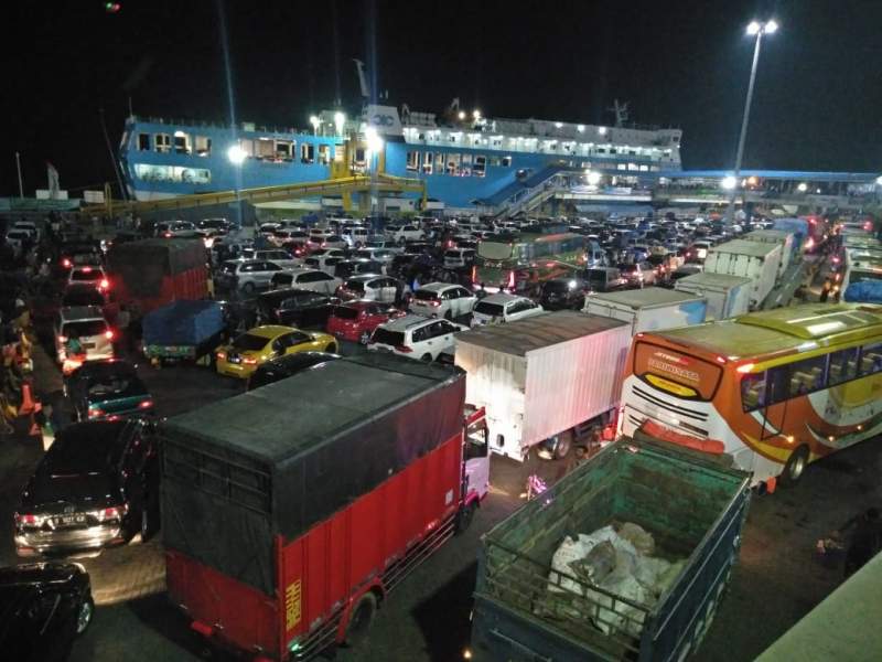 H - 4 Jelang Lebaran,&nbsp;Kendaraan Mulai Padati Pelabuhan Merak di Setiap Dermaga