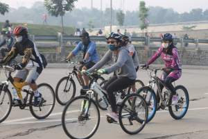 Tampak sekelompok para gowes berolahraga di Jalan Boulevard Bintaoro. (by AIP)
