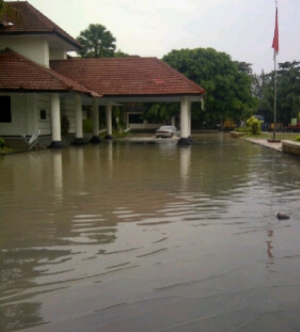 LINGKUNGAN PEMKOT CILEGON BANJIR, JALAN PROTOKOL DI TUTUP