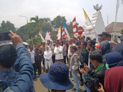 Puluhan Mahasiswa Gelar Unjuk Rasa Masalah Pencemaran Lingkungan