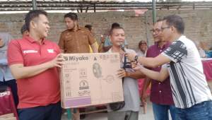 Wakil Bupati Serdang Bedagai, Adlin Taambunan menyerahkan kipas angin kepada pedagang.