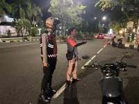 Patroli Biru Sat Samapta Polres Ciamis Sambangi Parkiran Masjid Agung Ciamis, Pastikan Keamanan Jelang Subuh