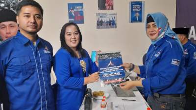 Intan Mahardika saat mendaftarkan diri menjadi Bacaleg partai Demokrat. Ia mewakili Dapil Pondok Aren untuk DPRD Kota Tangsel.