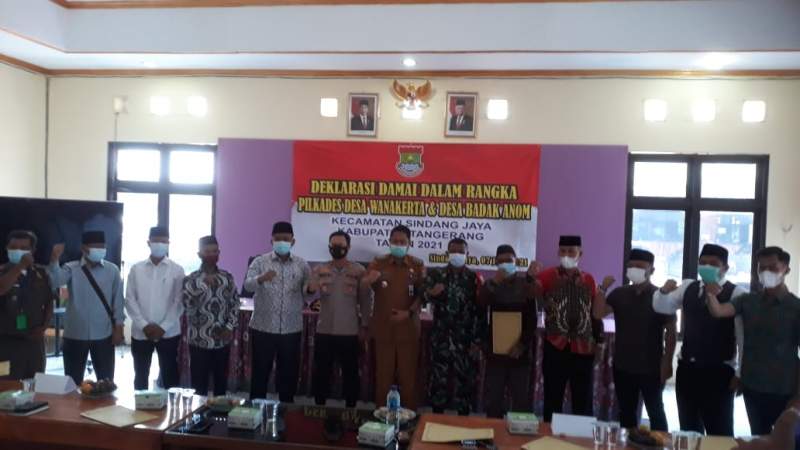 Berikrar Didepan Forkopimcam, 9 Calon Kades Di Sindang Jaya Bersalaman