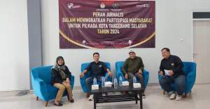 Komisioner KPU Tangsel Widya Victoria bersama Ketua PWI Tangsel, Ahmad Eko Nursanto saat diskusi publik bertajuk &lsquo;Peran Jurnalis dalam Meningkatkan Partisipasi Masyarakat untuk Pilkada Kota Tangerang Selatan tahun 2024&rsquo;.