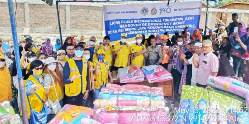 Warga korban kebakaran di Sei Apung Jaya terima Bansos dari Lions Club Internasional Foundation.