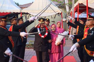 Polres Tanjungbalai Lepas Personel Purna Bhakti dengan Tradisi Pedang Pora
