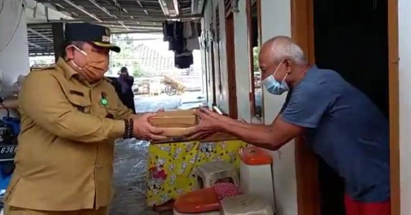 Lurah Murtado saat bagikan makanan kepada warga di wilayah RW 02 Pondok Pucung, Kecamatan  Pondok Aren.