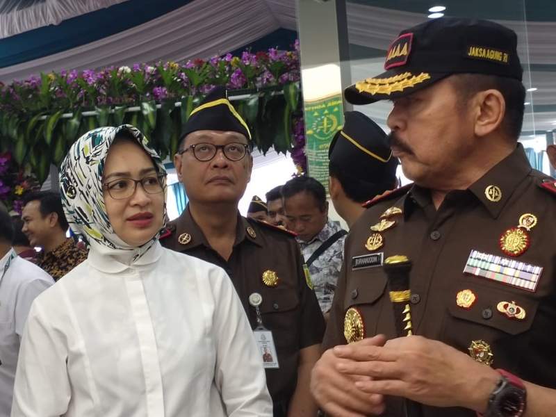 Jaksa Agung RI Burhannudin didampingi Airin Rachni Diany, saat meresmikan Gedung kantor Kejari Tangsel, Jumat (17/1/2020).