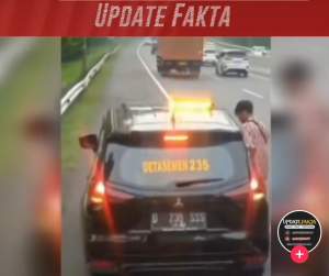Awak Bus Yang Menaikan Dan Menurunkan Pengemudi Di Bahu jalan, memberikan uang  kepada petugas keamanan di KM 104 Jalan Tol.Cipularang - Jakarta di KM 104, aksi tersebut rerekam kamera dan menjadi viral di media sosial