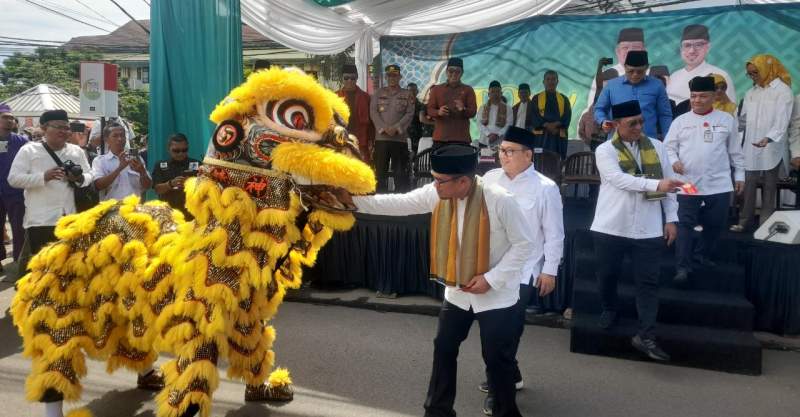 Wakil Walikota Pilar Saga Ichsan, turun panggung menghampiri aksi permainan barongsai dilokasi pawai ta'aruf pembukaan MTQ ke 14 Kota Tangsel.