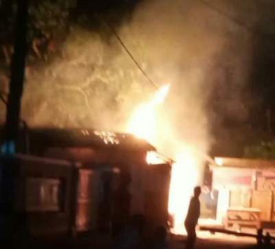 Habis Sahur Warga Panik, Sebuah Warung di Karang Serang Terbakar