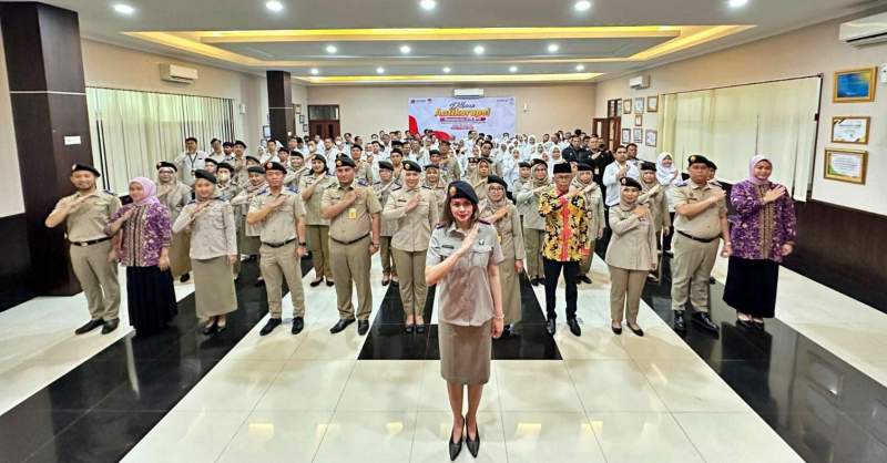 Kepala Kantor Pertanahan Kota Tangsel, Shinta Purwitasari dan jajaran pegawai deklarasikan anti korupsi di Aula Kantor Pertanahan Tangsel. (Foto. Ist)