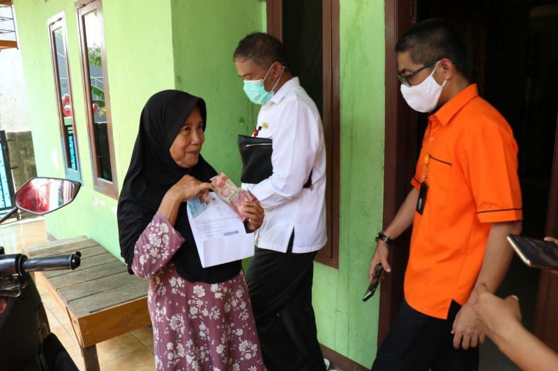 Petugas Kantor Pos Door to Door Bagikan Bansos Tunai