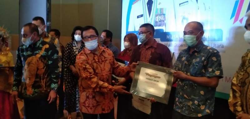 Wakil Ketua Dewan Pers Hendry CH Bangun didampingi Ketua Harian SPS Pusat Januar Primadi Ruswita menyerahkan award kepada Pemimpin Perusahaan Mimbar Umum Ngatirin